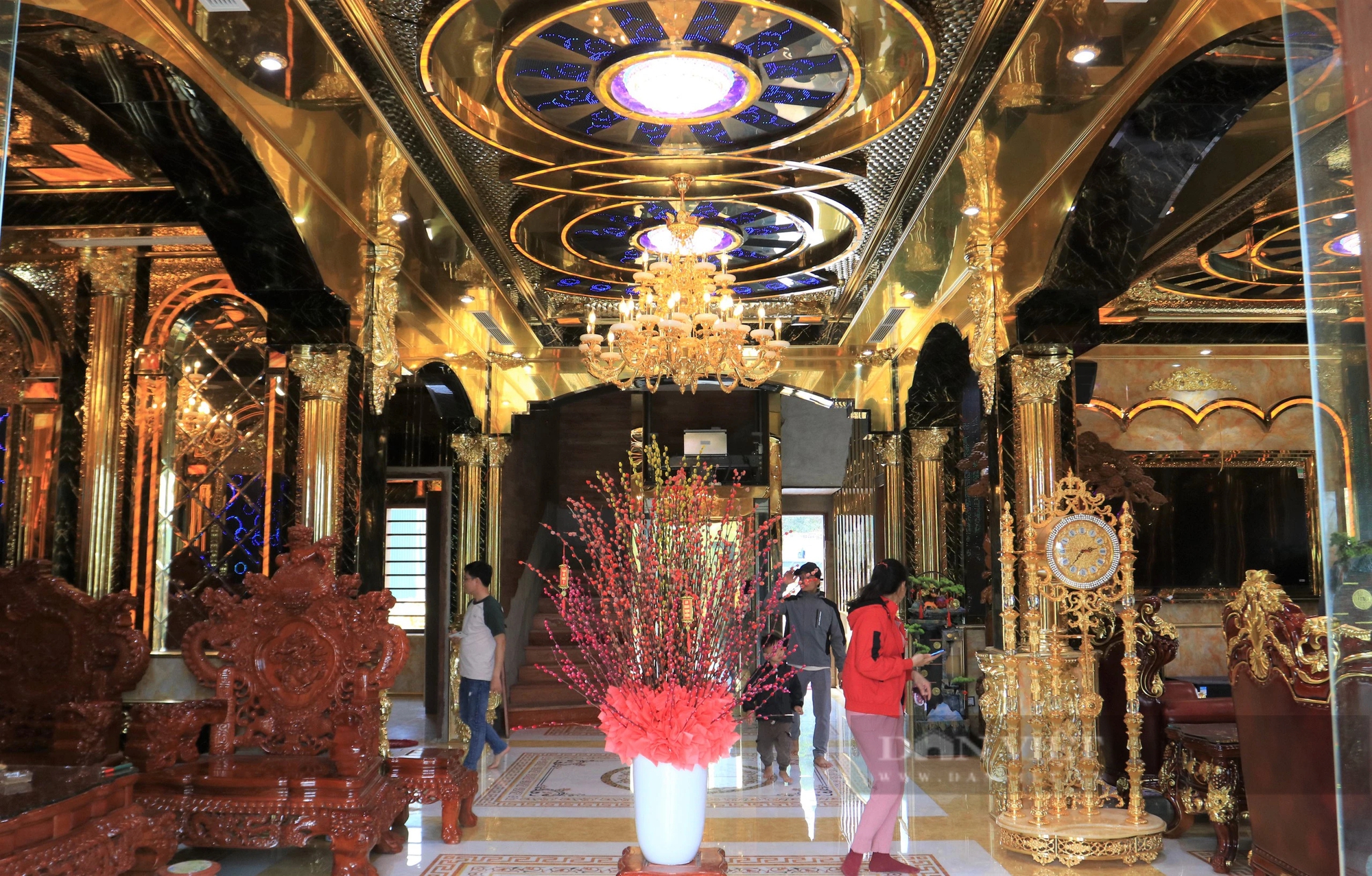 Khám phá lâu đài dát vàng của "đại gia đồng nát" Nghệ An, đang mở cửa miễn phí cho khách tham quan- Ảnh 7.