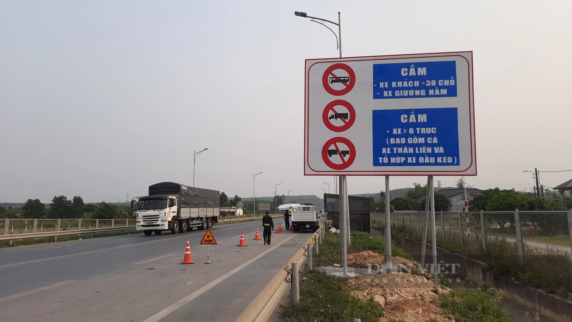 Cấm xe tải nặng vào cao tốc Cam Lộ - La Sơn: Lưu lượng xe giảm được bao nhiêu?- Ảnh 1.