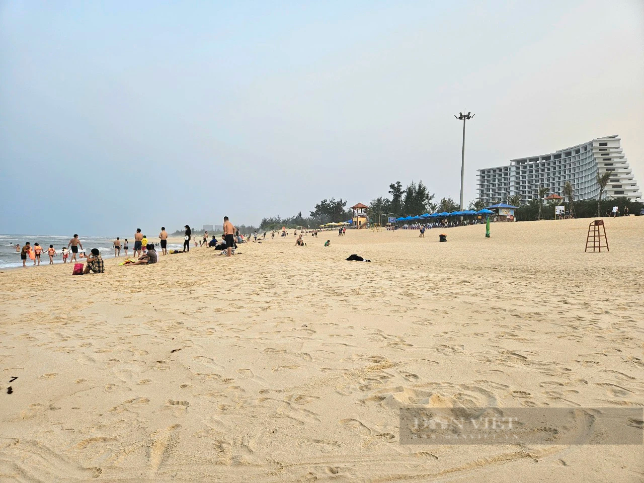 Quảng Bình: Cần sớm có phương án khắc phục xói lở bãi biển Bảo Ninh để hút khách du lịch- Ảnh 2.