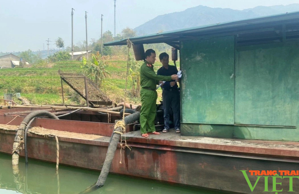 Công an huyện Than Uyên: Xử lý 2 phương tiện khai thác cát trái phép trên lòng hồ Thủy điện Huội Quảng-Bản Chát- Ảnh 1.