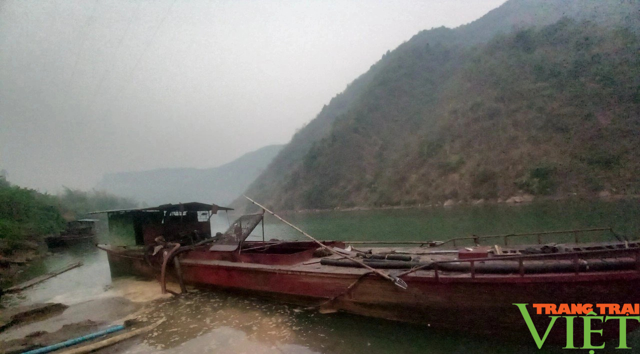Công an huyện Than Uyên: Xử lý 2 phương tiện khai thác cát trái phép trên lòng hồ Thủy điện Huội Quảng-Bản Chát- Ảnh 2.