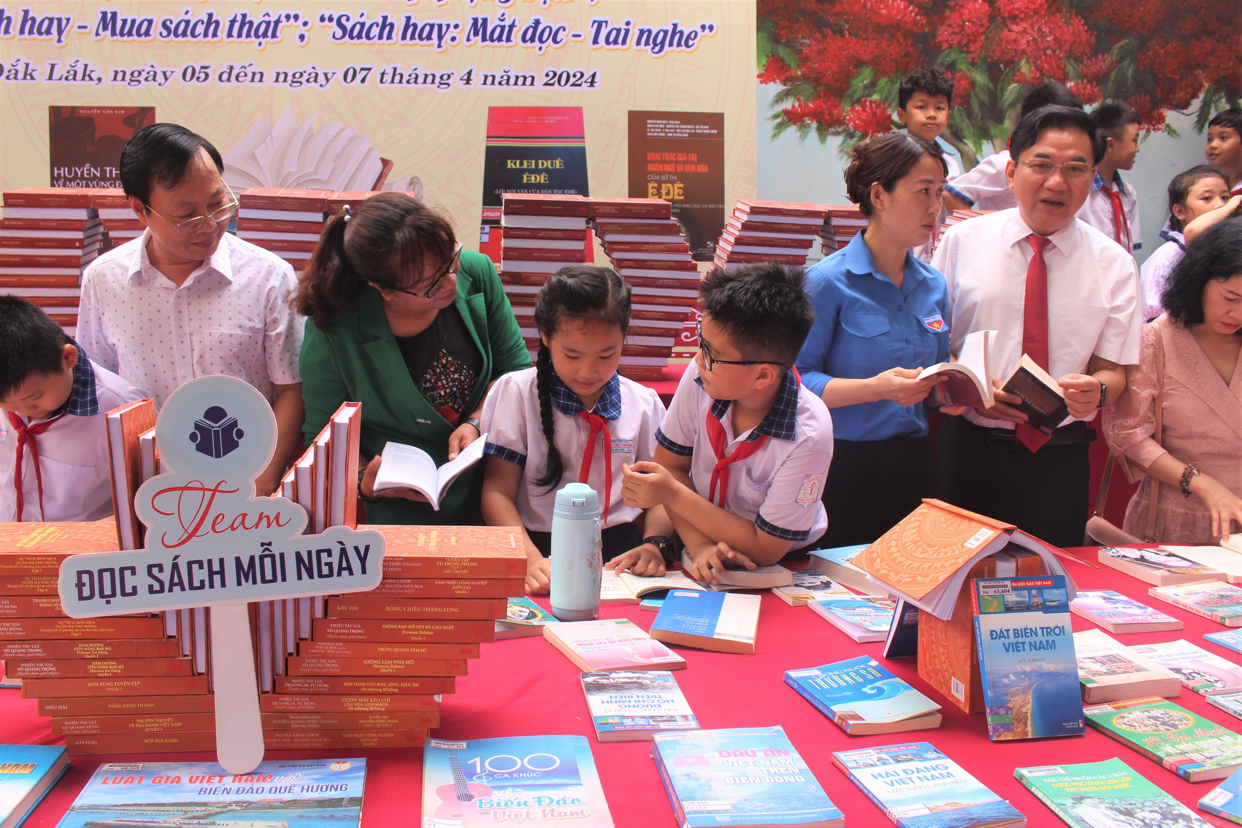 Sôi nổi các hoạt động hưởng ứng Ngày Sách và Văn hóa đọc năm 2024 tại Đắk Lắk- Ảnh 9.