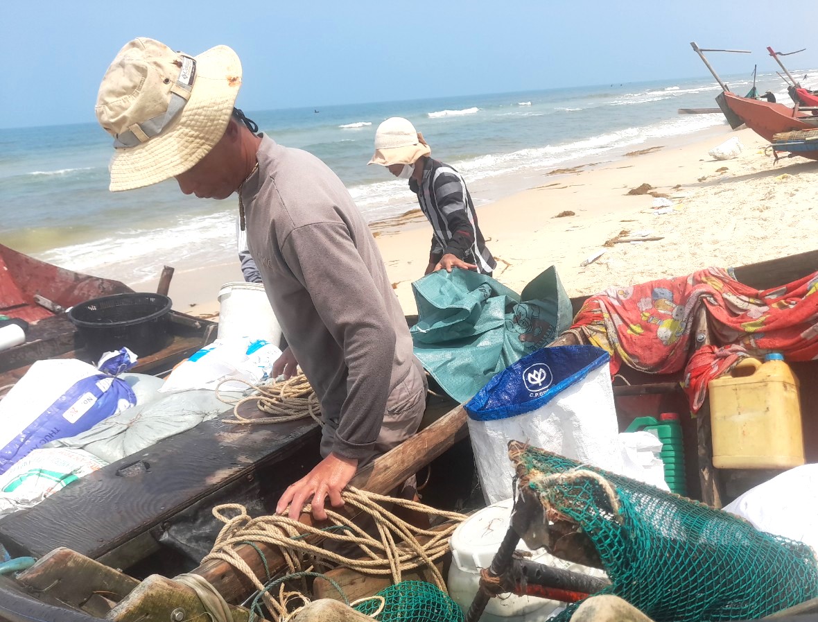 Con ốc ruốc ở Quảng Trị là con gì mà dân ra biển cào, khiêng kĩu kịt đi bán, kiếm tiền triệu/ngày- Ảnh 4.