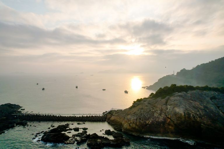 Một hòn đảo đẹp như phim rộng 420ha ở biển Thanh Hóa, có rừng nguyên sinh, vô số động vật hoang dã- Ảnh 1.