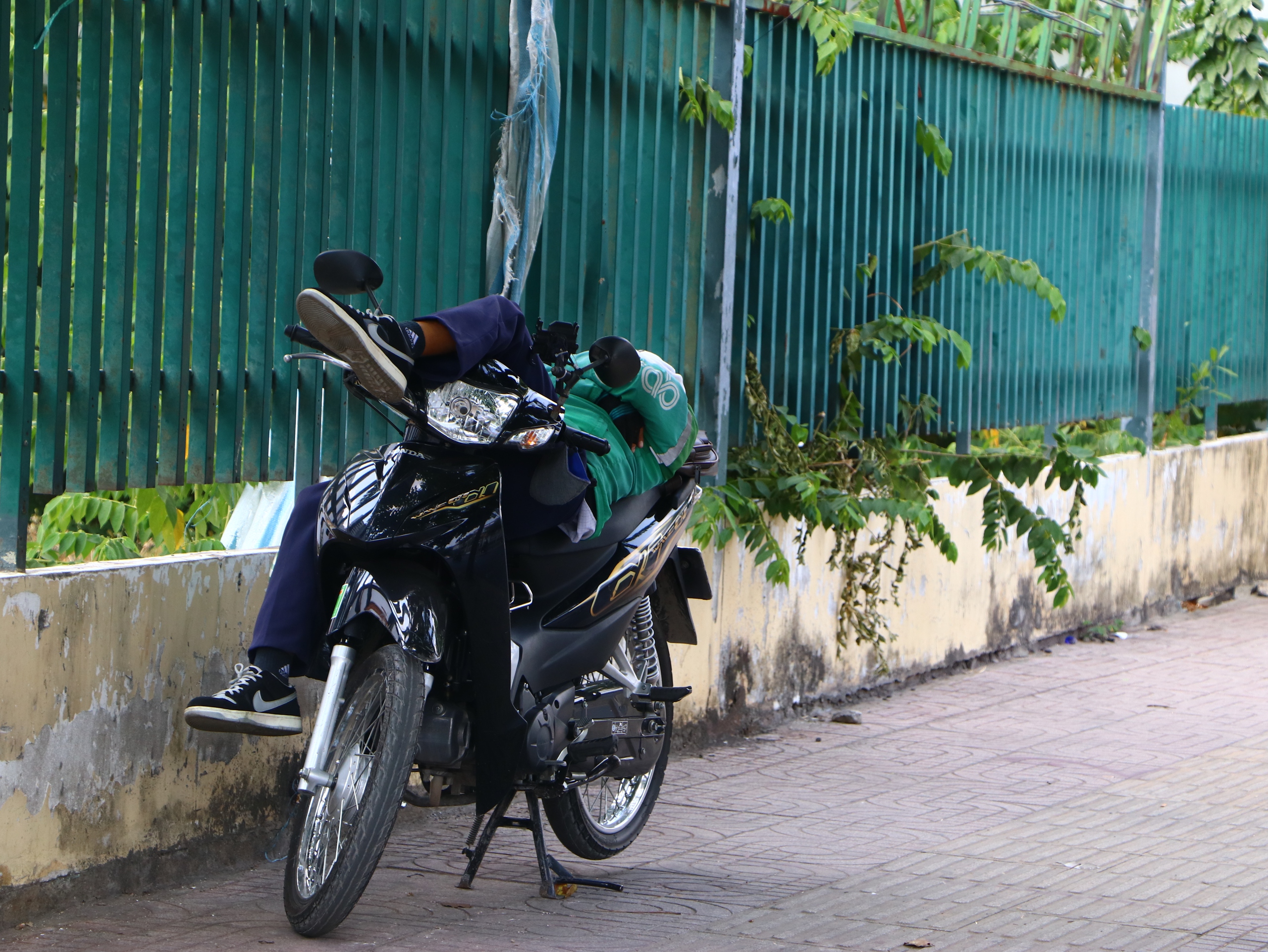 TP.HCM tiếp tục nắng nóng, không có dấu hiệu mưa- Ảnh 4.