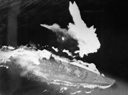 Dùng 280 tiêm kích, oanh tạc cơ và máy bay, Mỹ đánh chìm thiết giáp hạm Yamato- Ảnh 2.