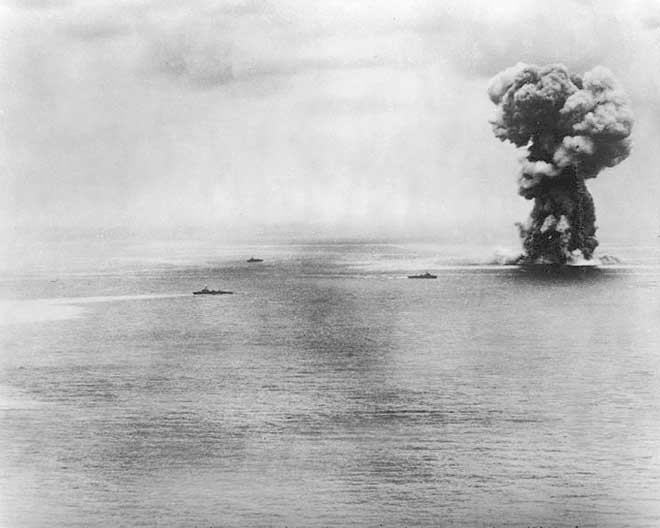 Dùng 280 tiêm kích, oanh tạc cơ và máy bay, Mỹ đánh chìm thiết giáp hạm Yamato- Ảnh 3.