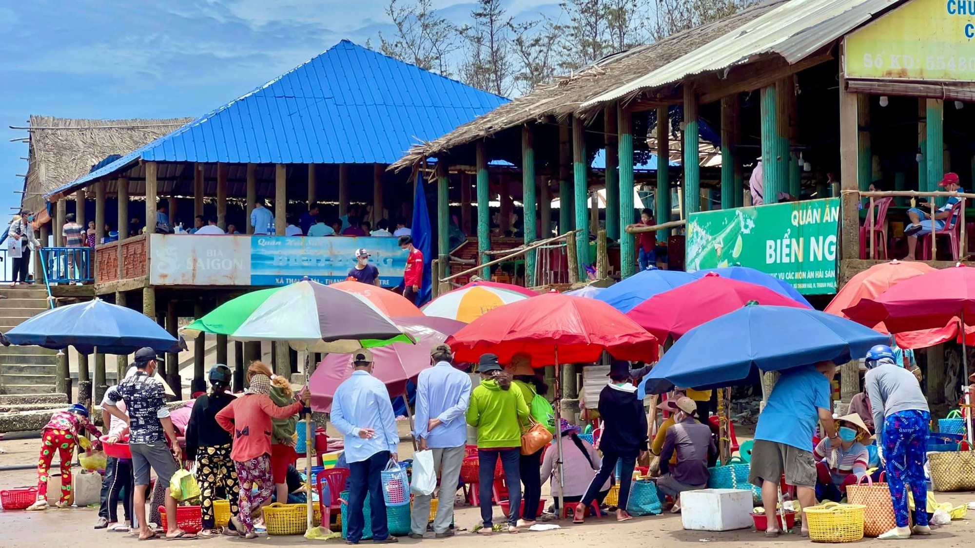 Chợ biển ở một huyện của Bến Tre họp ngay mép sóng, mua bán la liệt tôm, cua, cá, ốc ngon, lạ mắt- Ảnh 10.