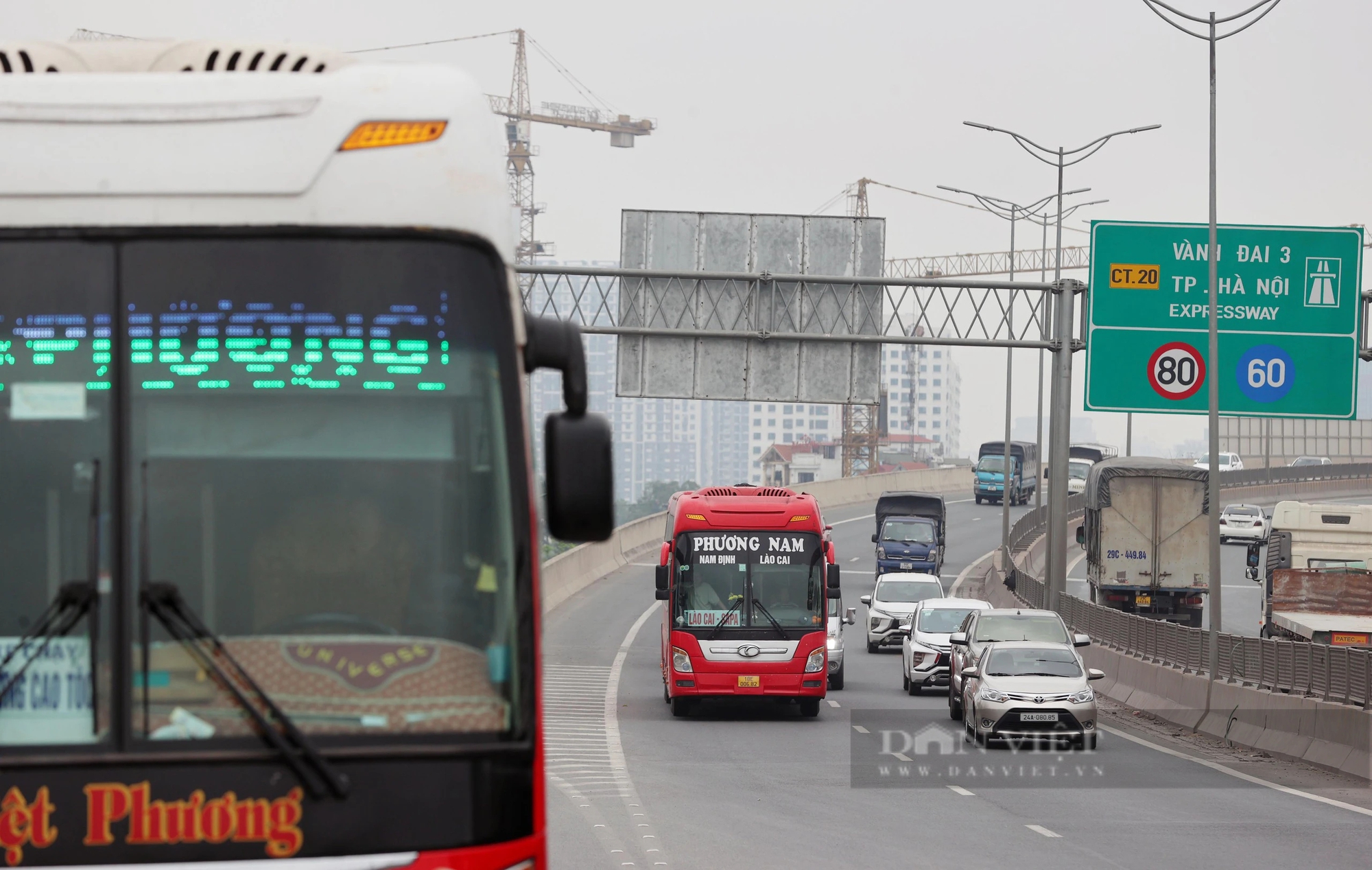 Hình ảnh xử phạt hàng loạt xe khách dừng đón trả khách sai quy định tại Hà Nội- Ảnh 2.