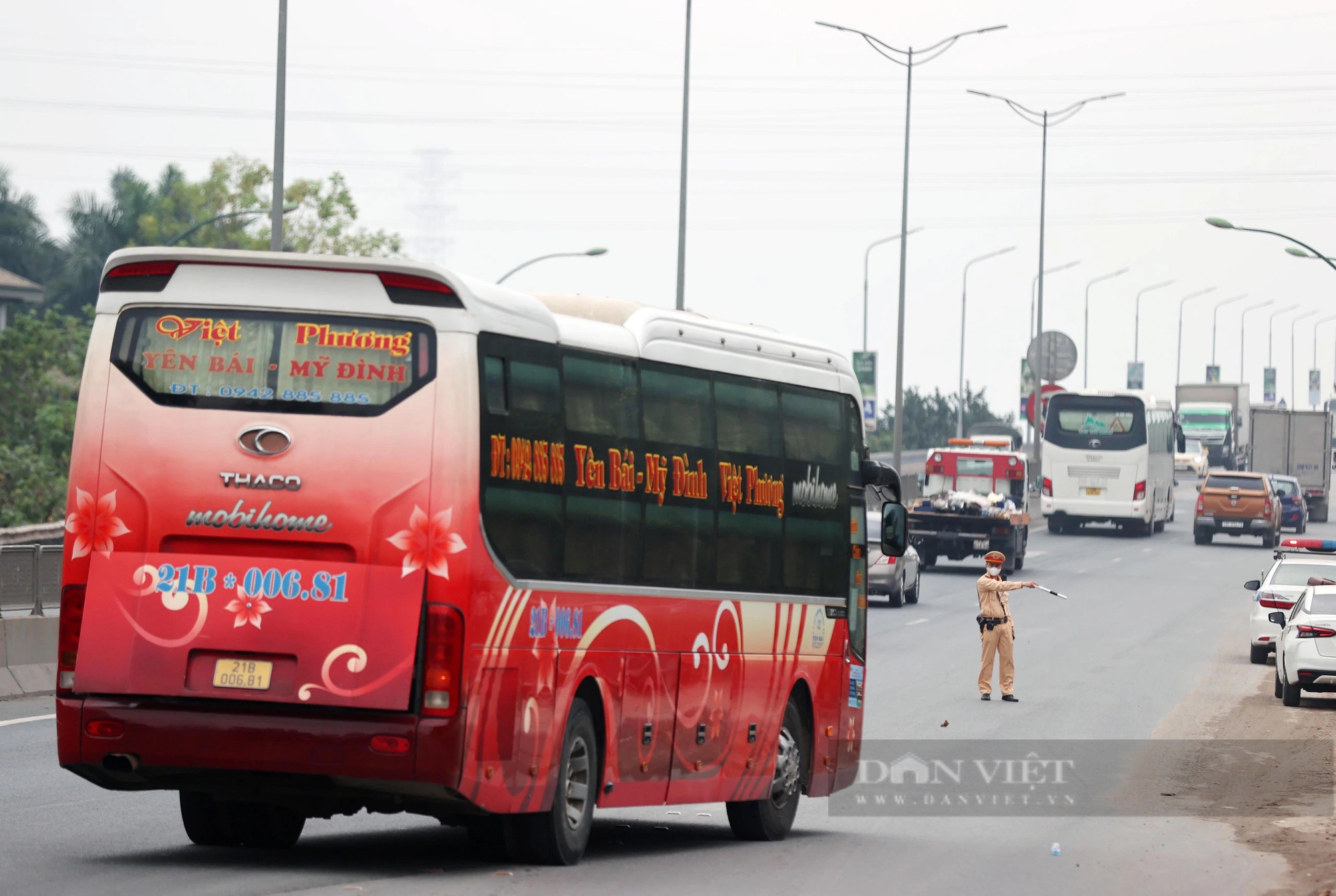 Hình ảnh xử phạt hàng loạt xe khách dừng đón trả khách sai quy định tại Hà Nội- Ảnh 3.