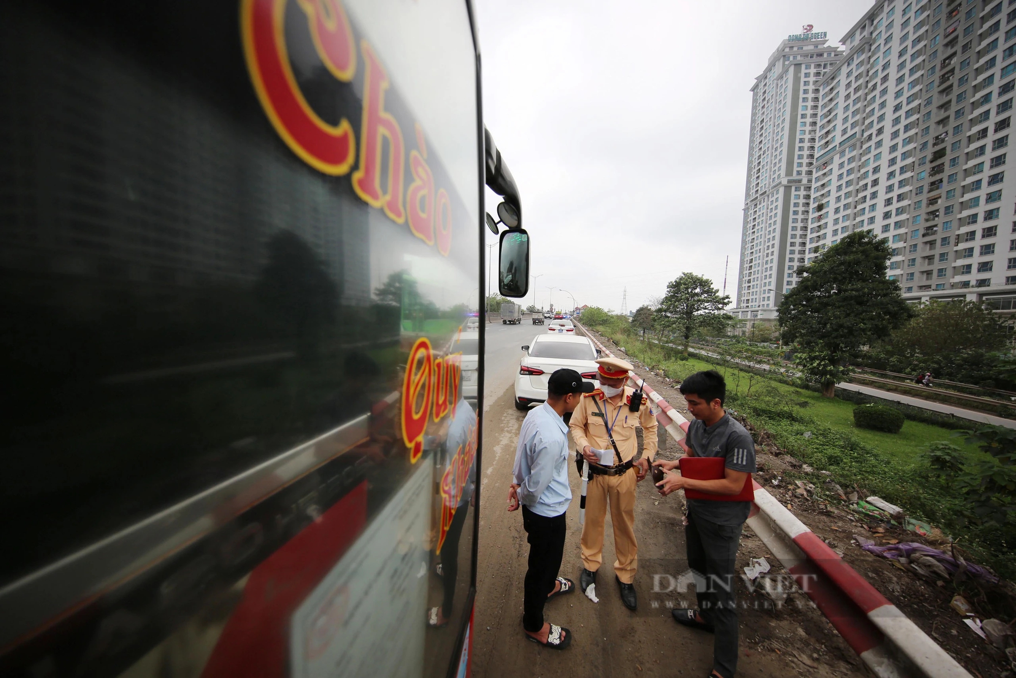Hình ảnh xử phạt hàng loạt xe khách dừng đón trả khách sai quy định tại Hà Nội- Ảnh 7.