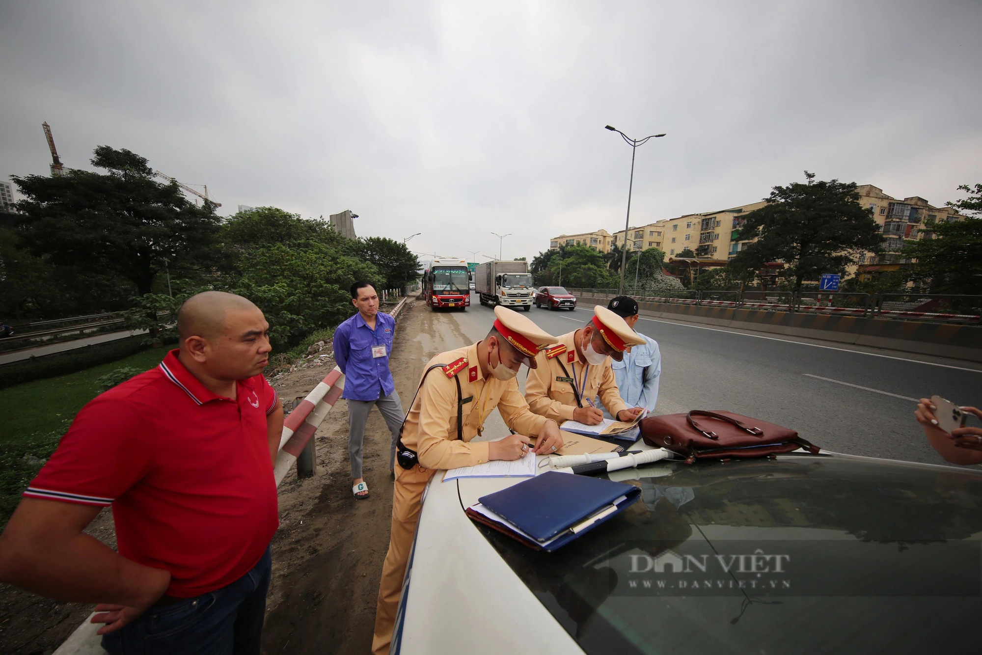 Hình ảnh xử phạt hàng loạt xe khách dừng đón trả khách sai quy định tại Hà Nội- Ảnh 9.