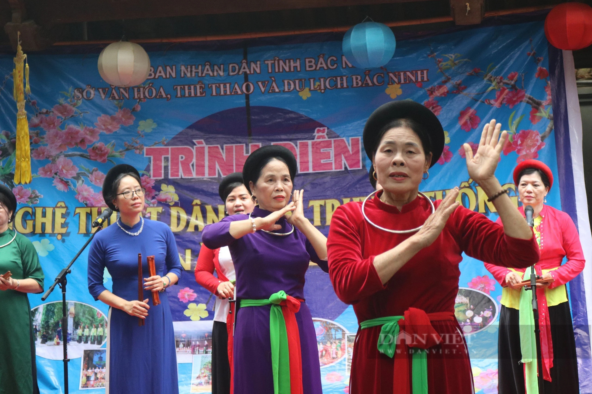 Bắc Ninh: Trình diễn nghệ thuật dân gian truyền thống tại di tích quốc gia đặc biệt- Ảnh 3.