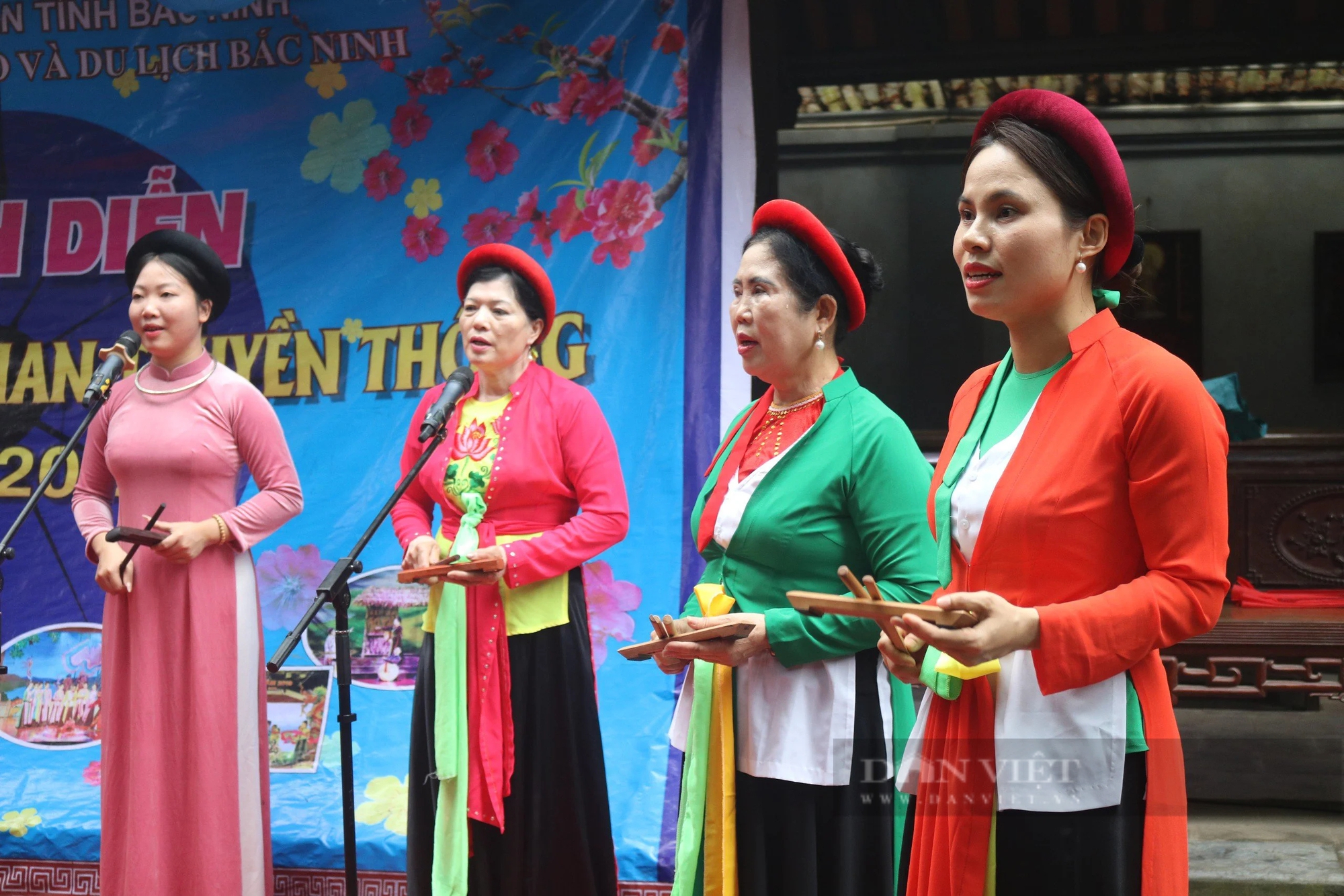 Bắc Ninh: Trình diễn nghệ thuật dân gian truyền thống tại di tích quốc gia đặc biệt- Ảnh 4.
