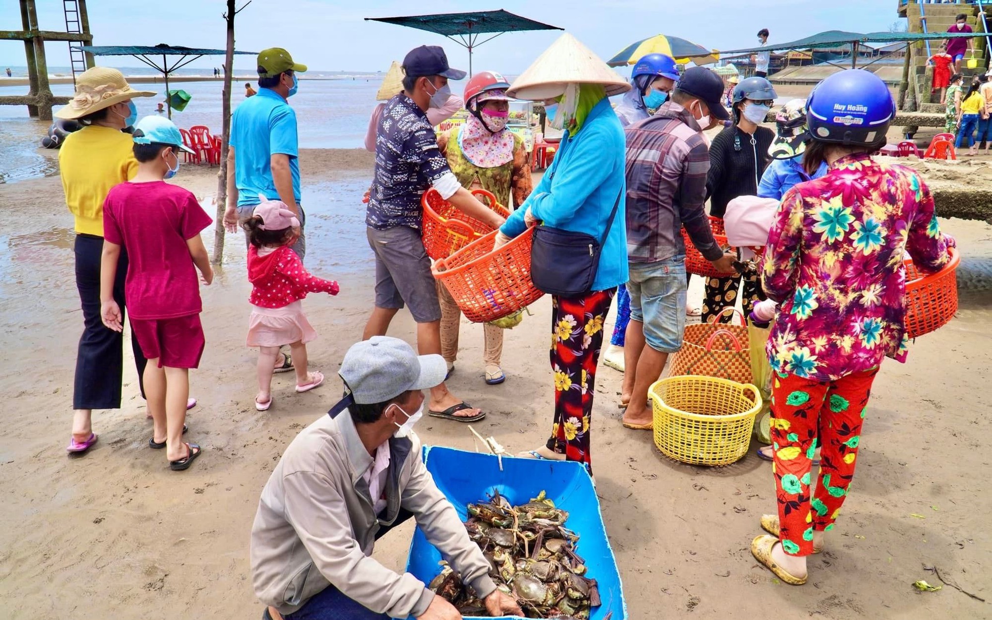 Chợ biển ở một huyện của Bến Tre họp ngay mép sóng, mua bán la liệt tôm, cua, cá, ốc ngon, lạ mắt