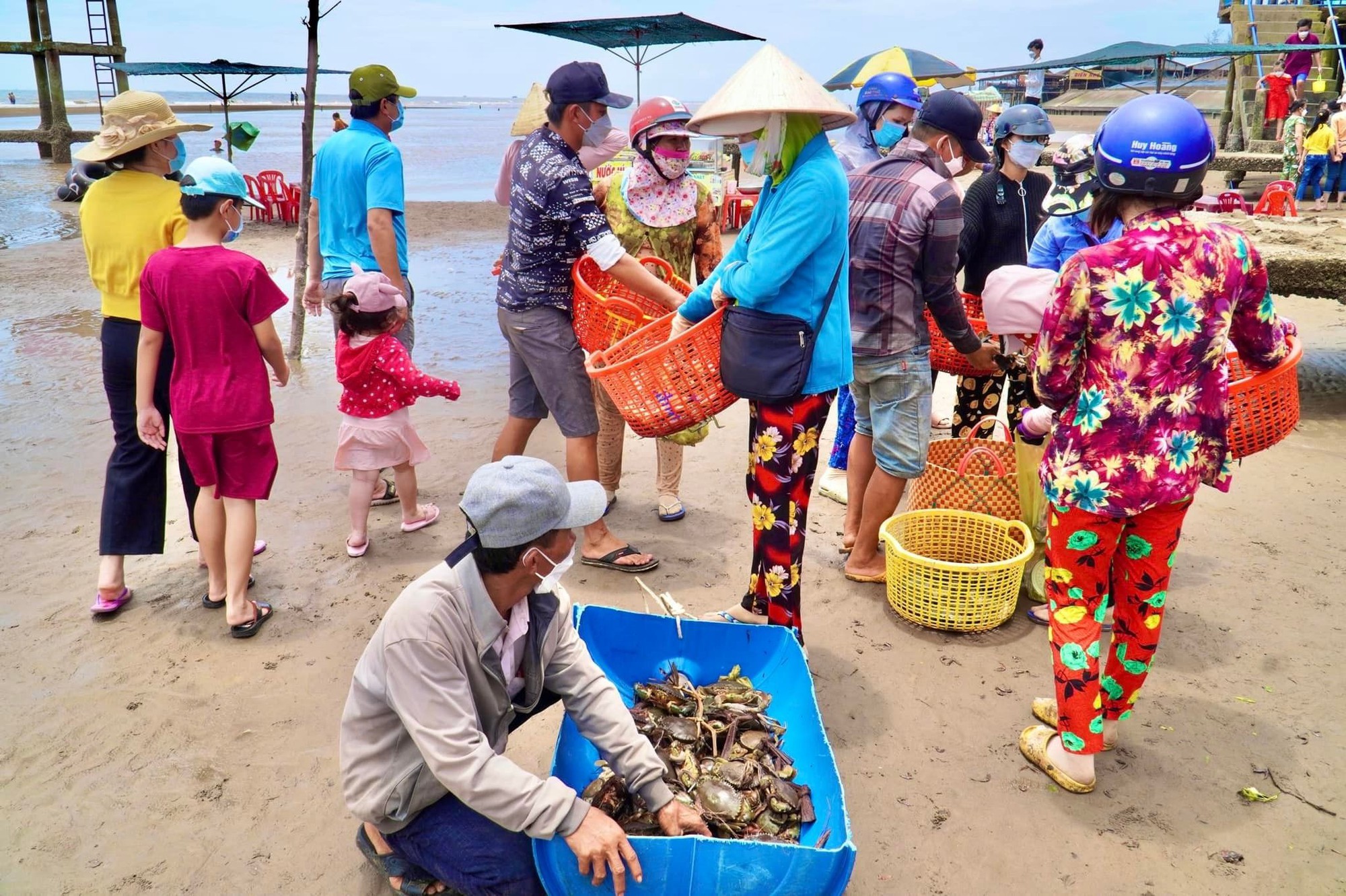 Chợ biển ở một huyện của Bến Tre họp ngay mép sóng, mua bán la liệt tôm, cua, cá, ốc ngon, lạ mắt- Ảnh 9.