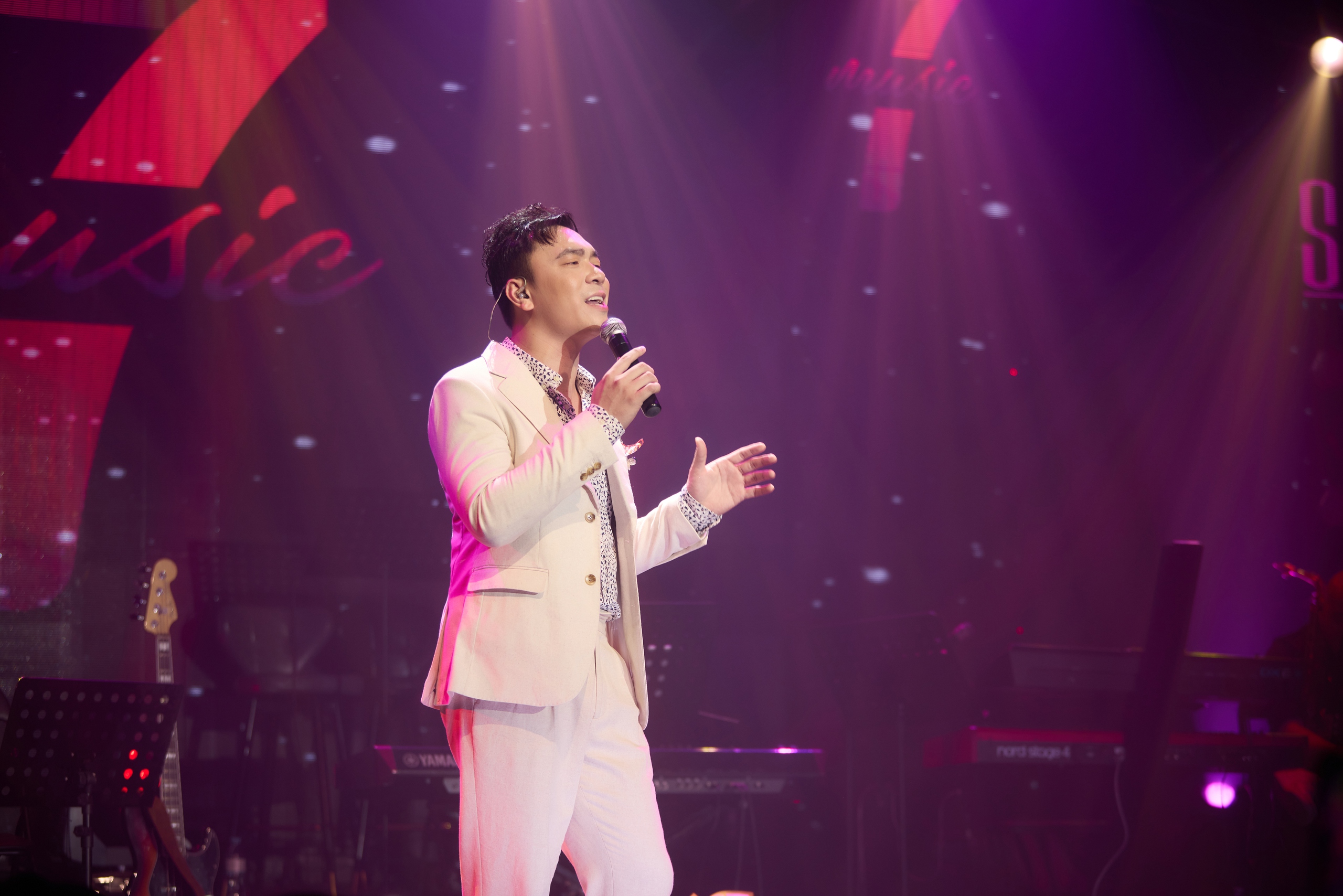 Hồ Quỳnh Hương bật khóc và bản hát live  có "1-0-2" ca khúc "Cứ để cho em"- Ảnh 3.