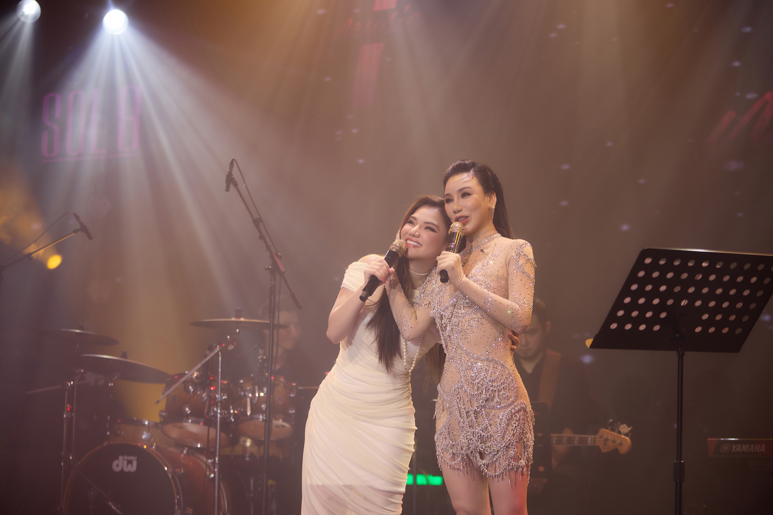Hồ Quỳnh Hương bật khóc và bản hát live  có "1-0-2" ca khúc "Cứ để cho em"- Ảnh 2.