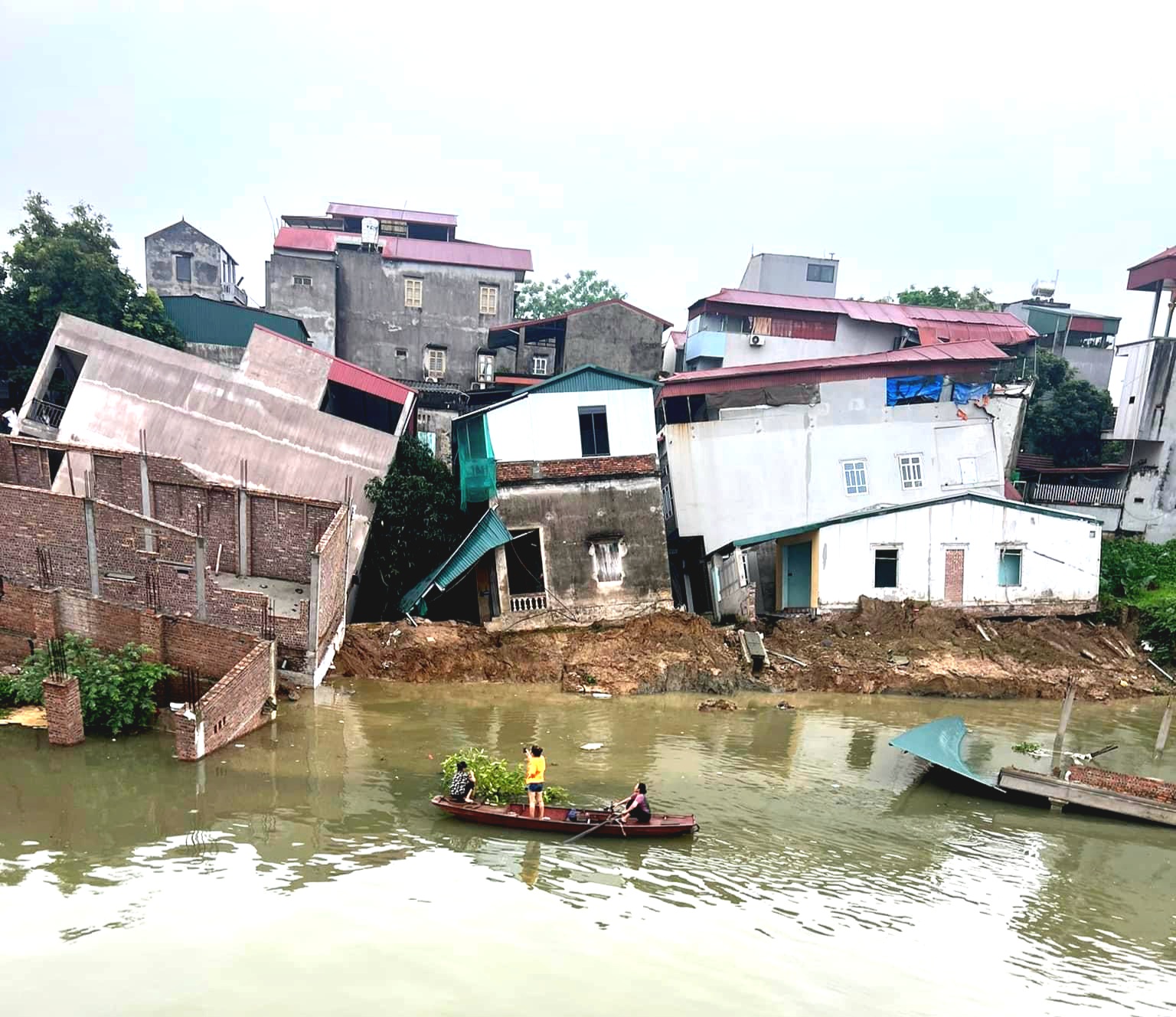 Cận cảnh: 6 ngôi nhà ở Vạn An, Bắc Ninh bị sụt lún xuống sông Cầu trong đêm- Ảnh 2.
