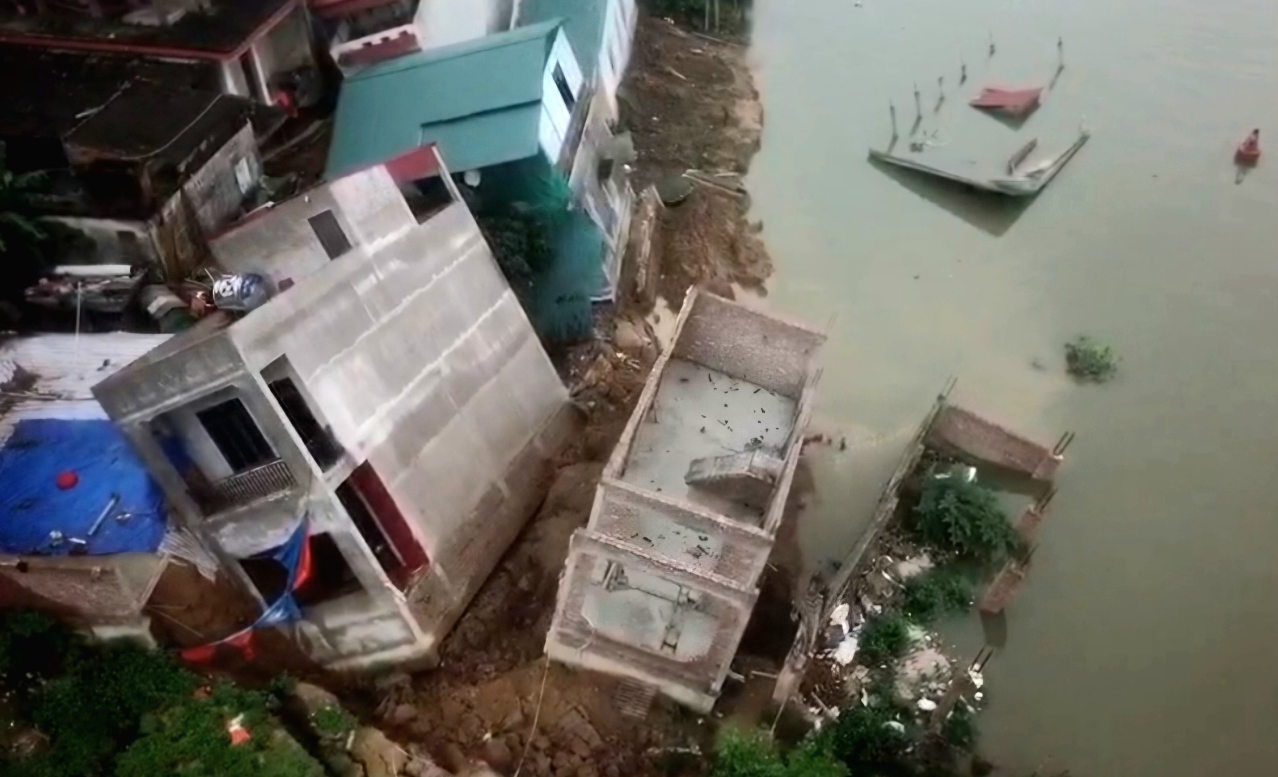 Cận cảnh: 6 ngôi nhà ở Vạn An, Bắc Ninh bị sụt lún xuống sông Cầu trong đêm- Ảnh 1.