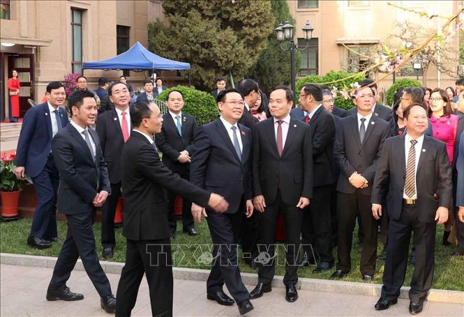 Chủ tịch Quốc hội Vương Đình Huệ gặp gỡ cộng đồng người Việt Nam tại Trung Quốc- Ảnh 1.