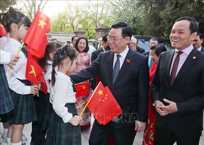 Chủ tịch Quốc hội Vương Đình Huệ gặp gỡ cộng đồng người Việt Nam tại Trung Quốc- Ảnh 2.