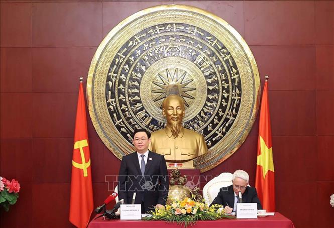 Chủ tịch Quốc hội Vương Đình Huệ gặp gỡ cộng đồng người Việt Nam tại Trung Quốc- Ảnh 4.