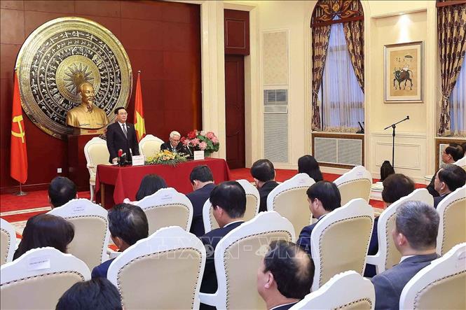 Chủ tịch Quốc hội Vương Đình Huệ gặp gỡ cộng đồng người Việt Nam tại Trung Quốc- Ảnh 5.