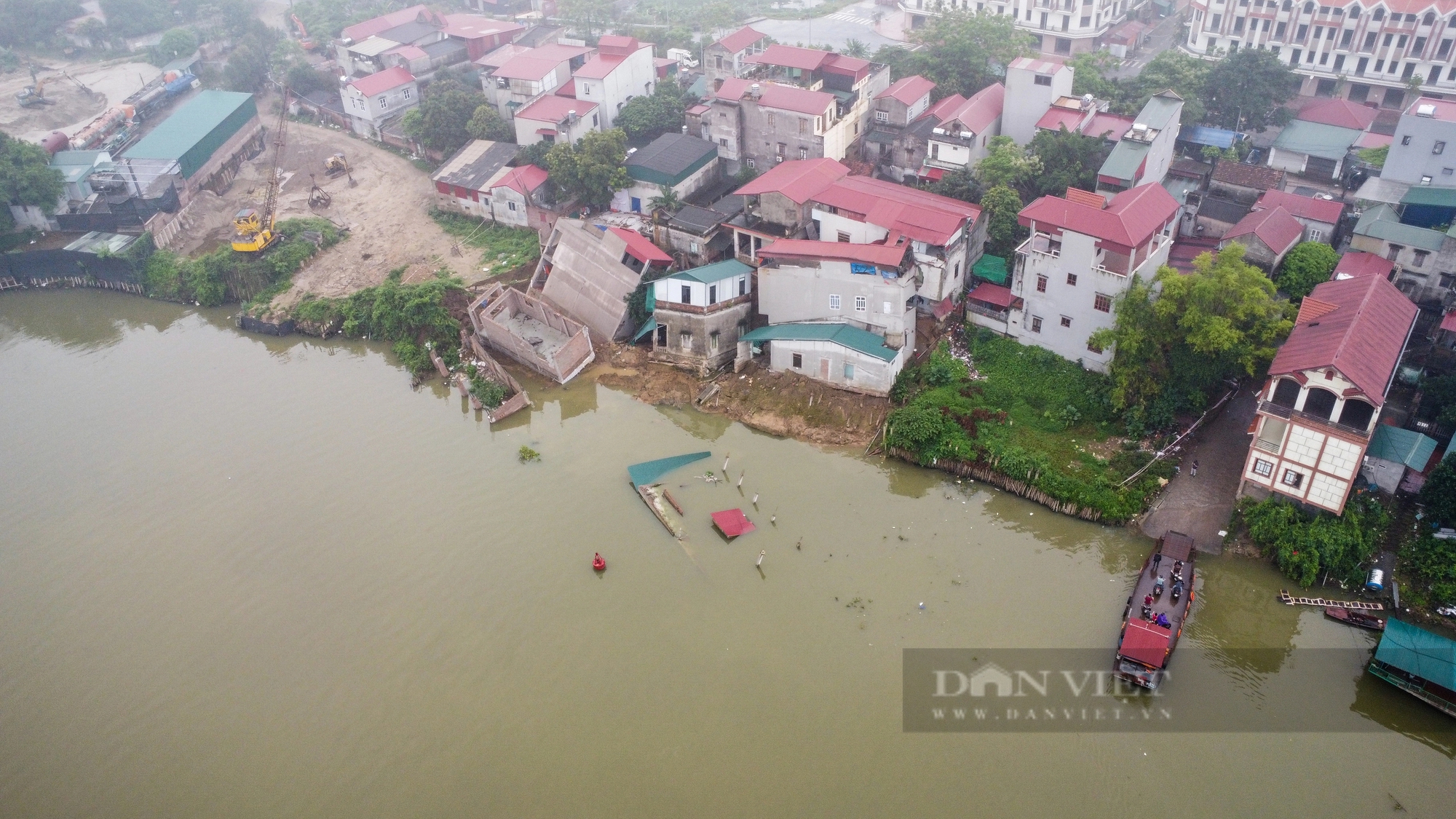 Cận cảnh 6 căn nhà bị đổ sập xuống sông Cầu tại Bắc Ninh- Ảnh 1.