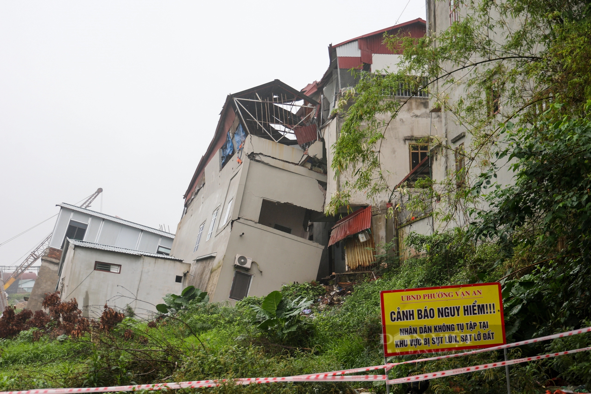 Cận cảnh 6 căn nhà bị đổ sập xuống sông Cầu tại Bắc Ninh- Ảnh 2.