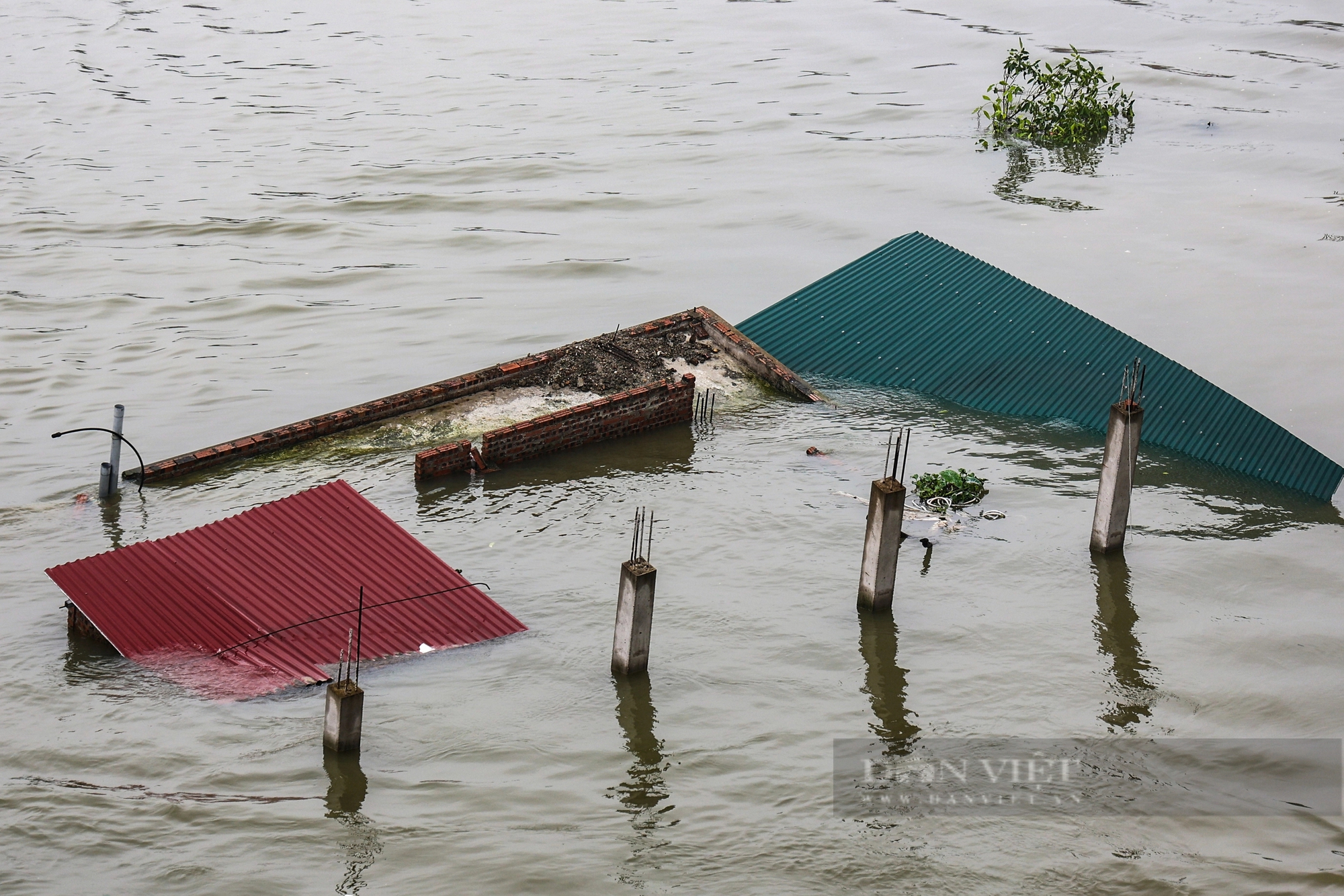 Cận cảnh 6 căn nhà bị đổ sập xuống sông Cầu tại Bắc Ninh- Ảnh 4.