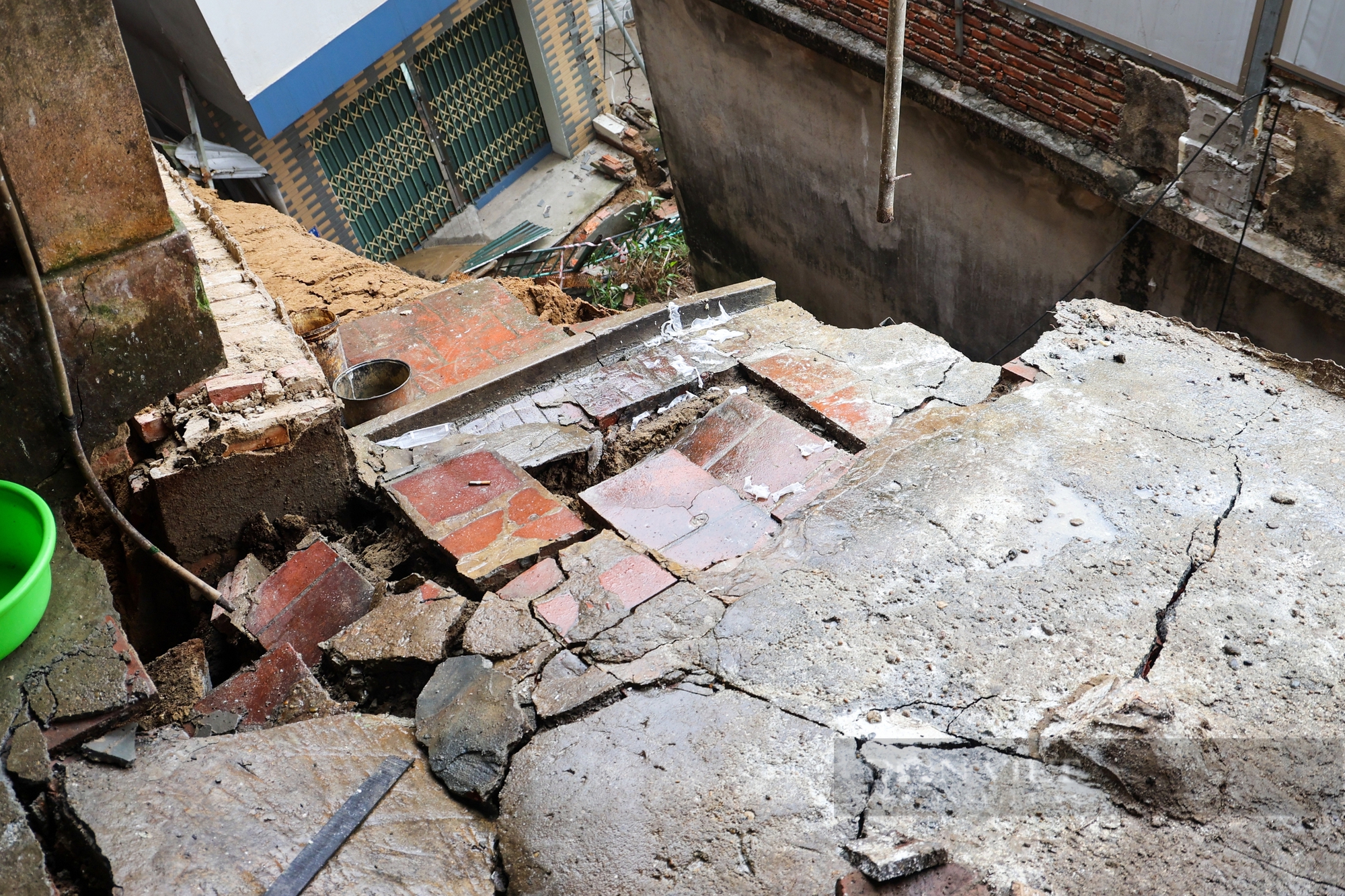 Cận cảnh 6 căn nhà bị đổ sập xuống sông Cầu tại Bắc Ninh- Ảnh 8.