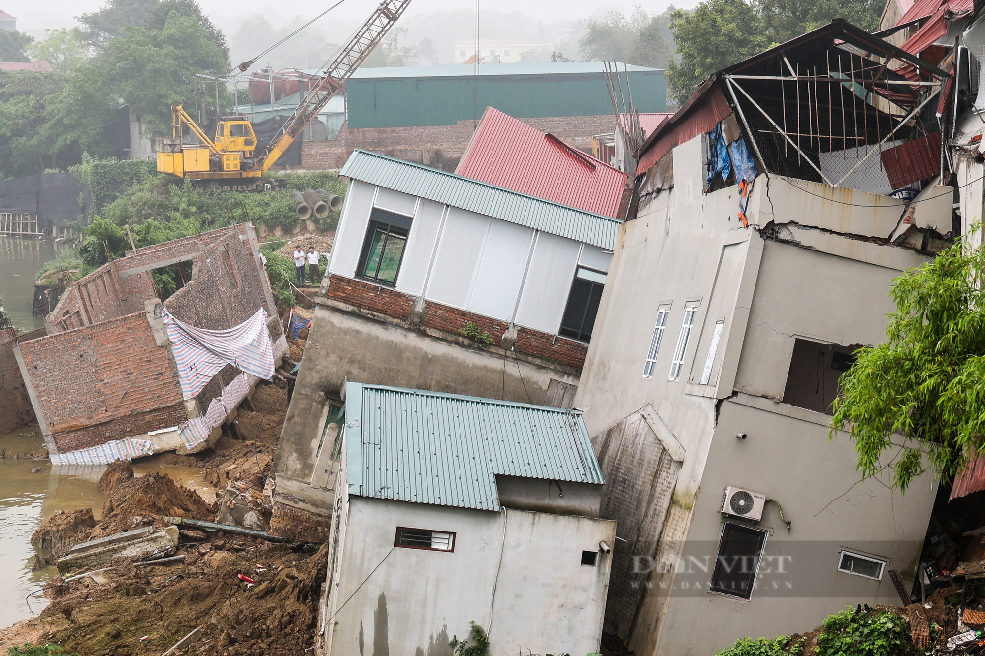 Cận cảnh 6 căn nhà bị đổ sập xuống sông Cầu tại Bắc Ninh- Ảnh 10.