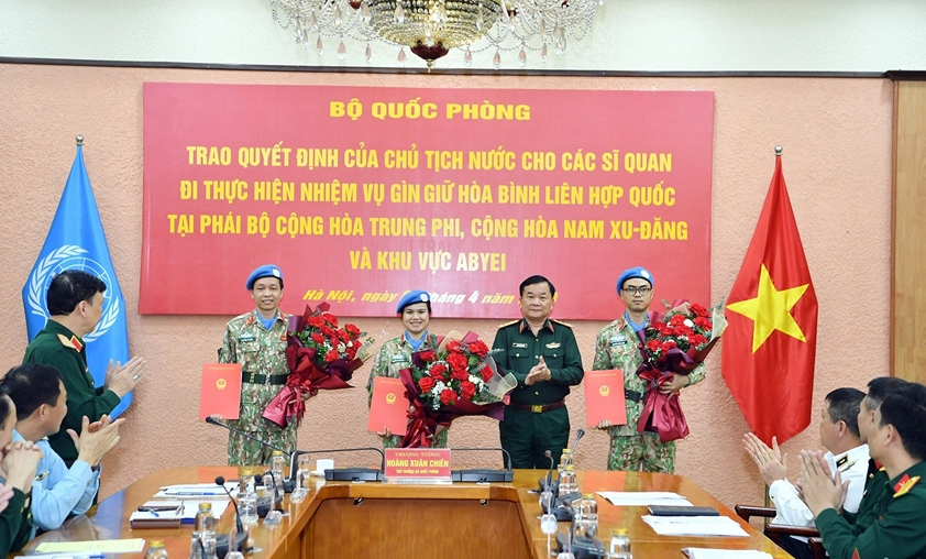 Trao quyết định của Chủ tịch nước cho 3 sĩ quan Quân đội đi làm  nhiệm vụ gìn giữ hòa bình- Ảnh 1.