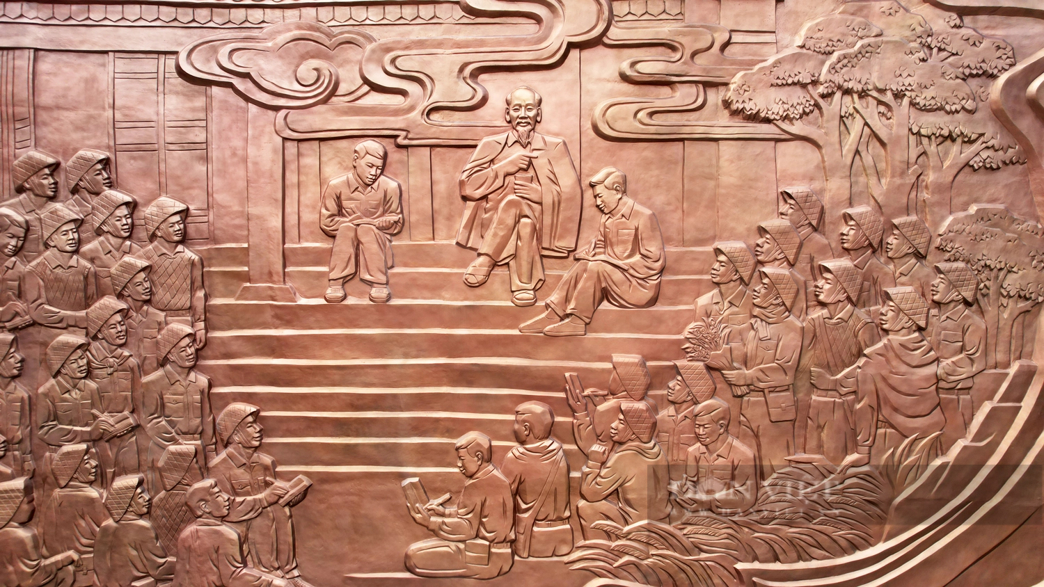 Hình ảnh bức phù điêu bằng hợp kim đồng khắc câu nói bất hủ của Bác Hồ tại đền Hùng Phú Thọ- Ảnh 6.