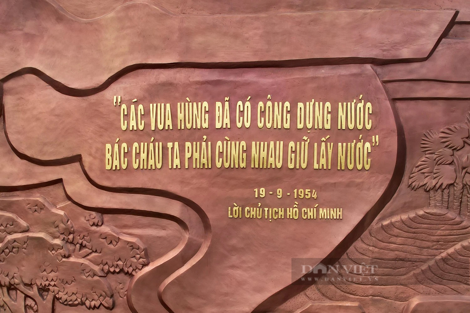 Hình ảnh bức phù điêu bằng hợp kim đồng khắc câu nói bất hủ của Bác Hồ tại đền Hùng Phú Thọ- Ảnh 8.