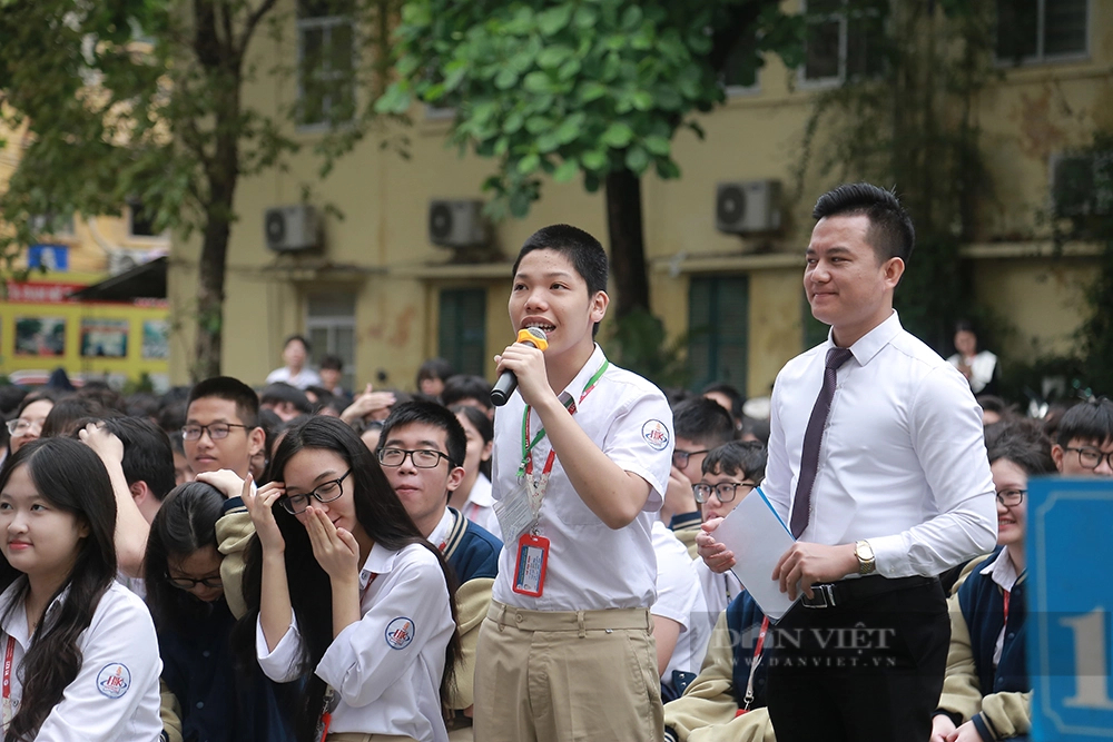 Diễn giả Nguyễn Sơn Lâm nhắn nhủ học sinh: "Có mặt trên đời là điều kỳ diệu, đừng lãng phí điều kỳ diệu đó"- Ảnh 3.