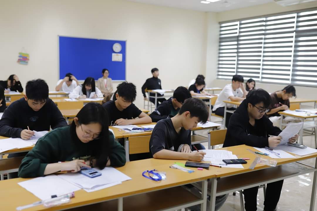 Học phí lớp 10 trường THPT không chuyên thuộc đại học ở Hà Nội- Ảnh 1.