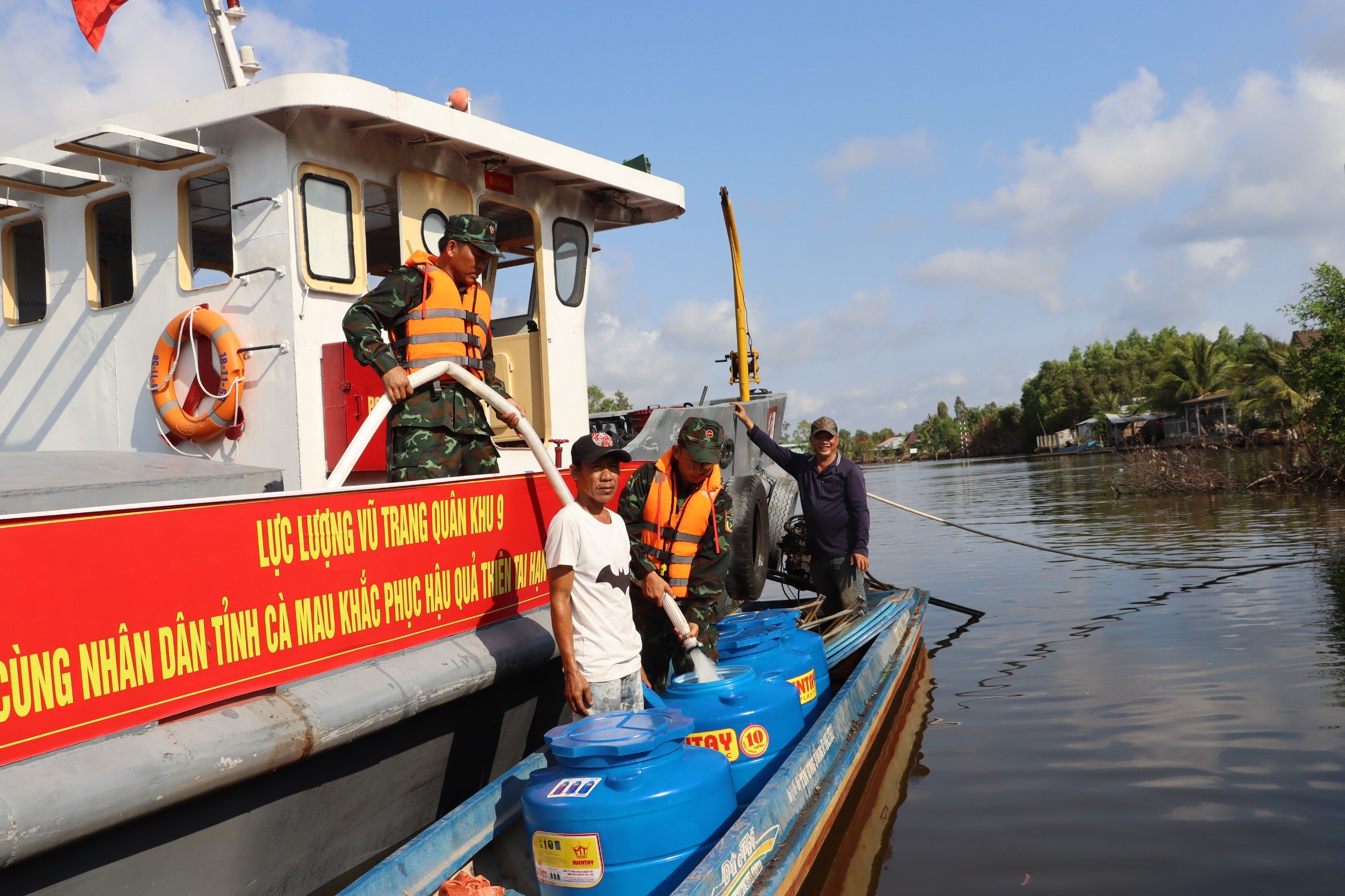 3 tàu của Quân khu 9 chở hơn 1.700m³ nước ngọt đến Cà Mau cấp miễn phí cho người dân - Ảnh 1.