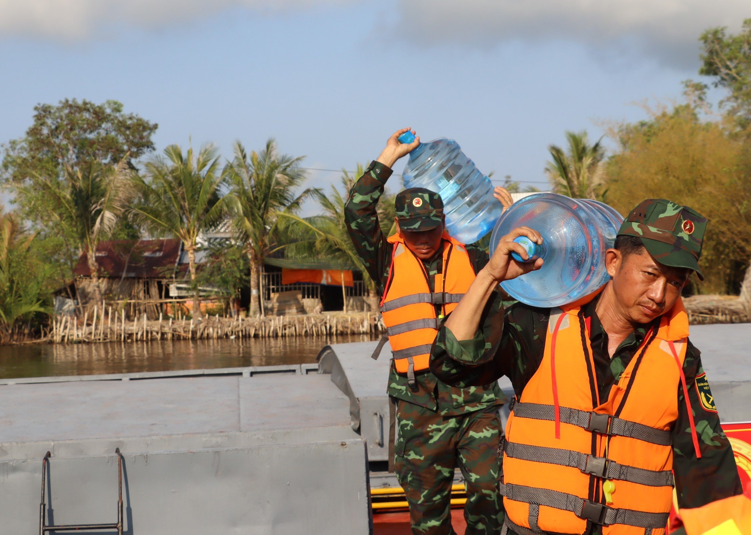 3 tàu của Quân khu 9 chở hơn 1.700m³ nước ngọt đến Cà Mau cấp miễn phí cho người dân - Ảnh 6.