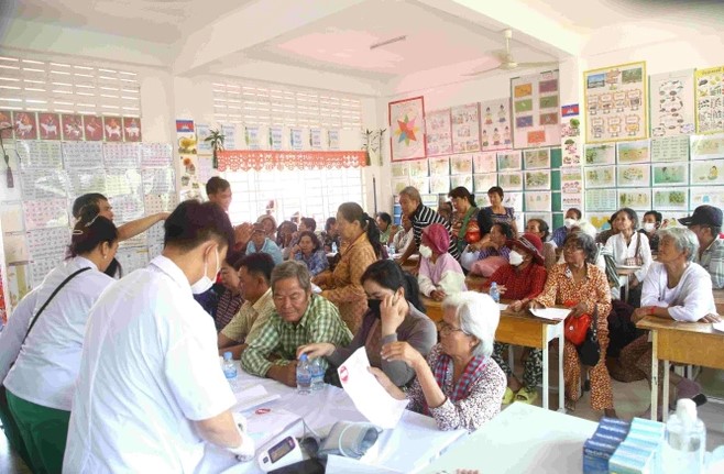 Đưa dịch vụ y tế chất lượng cao đến với bà con khó khăn tại tỉnh Kampong Chhnang- Ảnh 3.