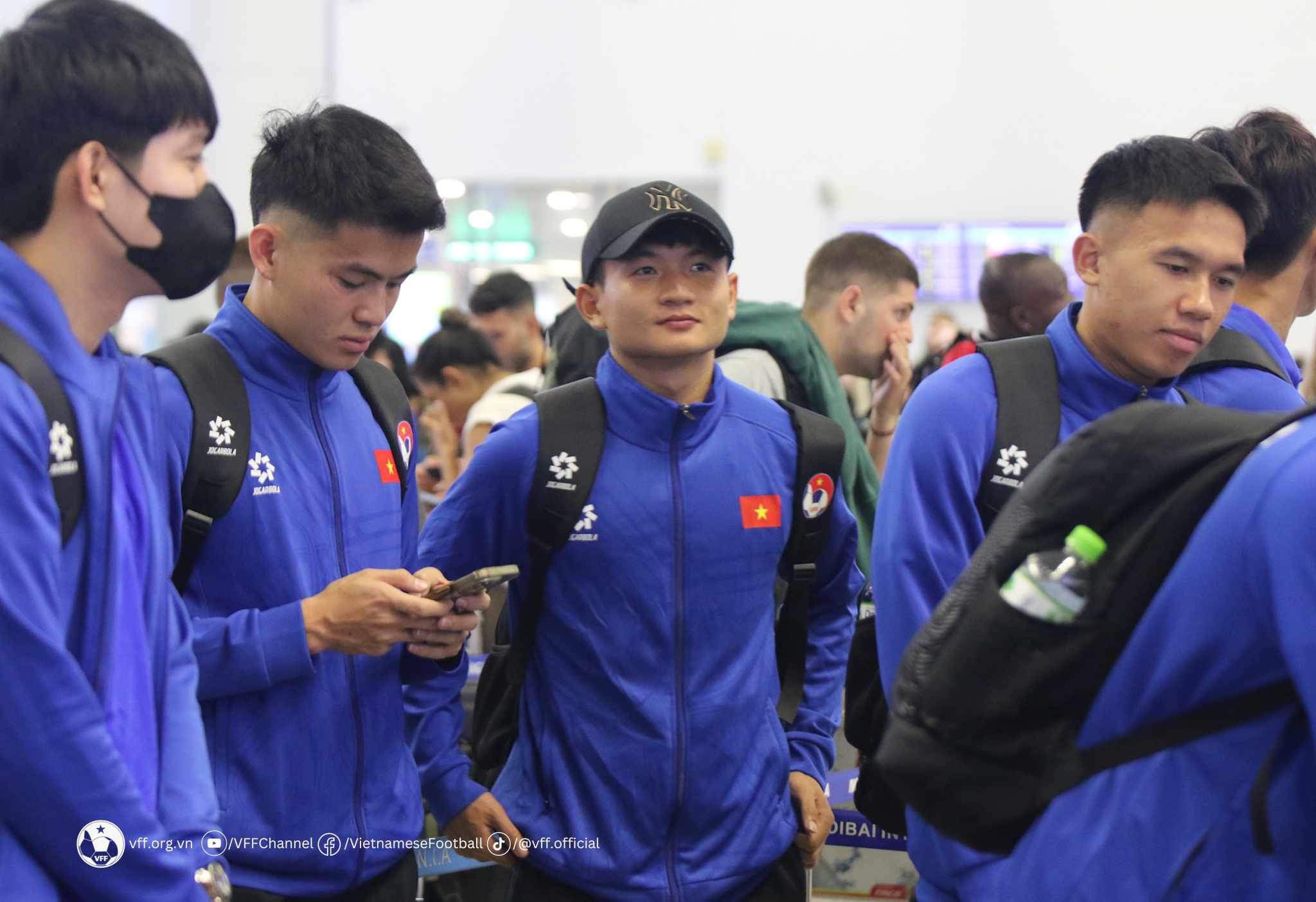 HLV Hoàng Anh Tuấn có hành động đặc biệt với U23 Việt Nam khi lên đường sang Qatar- Ảnh 1.