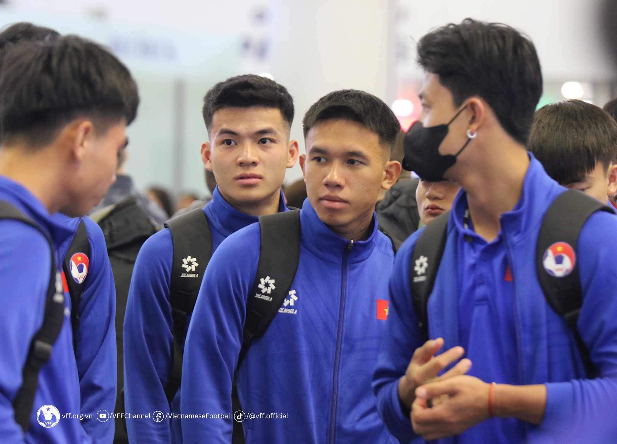 HLV Hoàng Anh Tuấn có hành động đặc biệt với U23 Việt Nam khi lên đường sang Qatar- Ảnh 6.