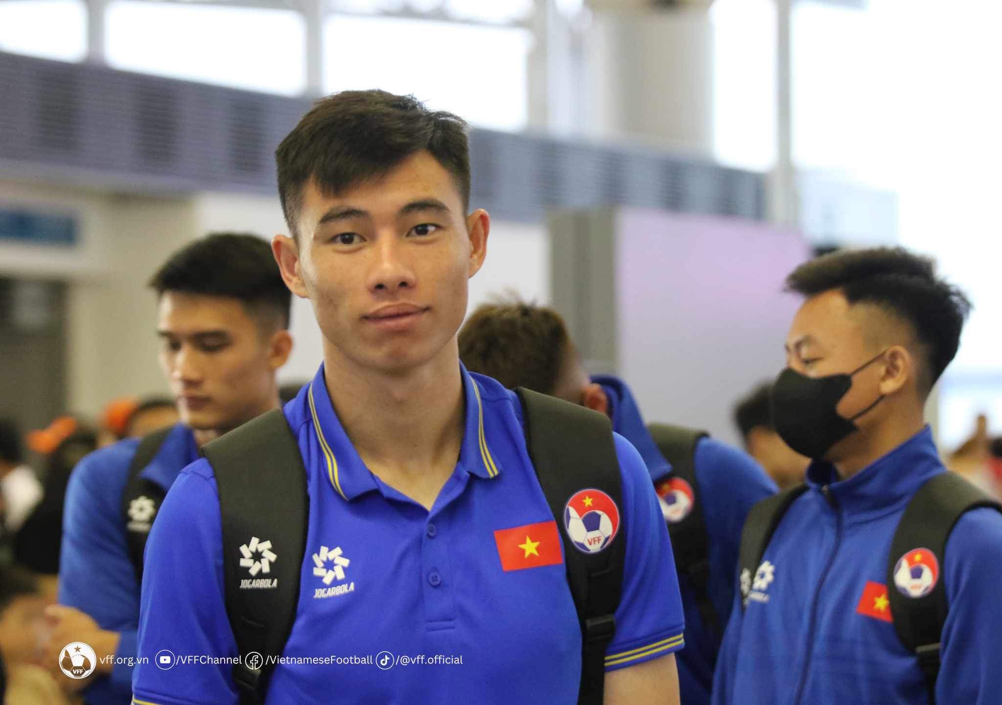 HLV Hoàng Anh Tuấn có hành động đặc biệt với U23 Việt Nam khi lên đường sang Qatar- Ảnh 8.