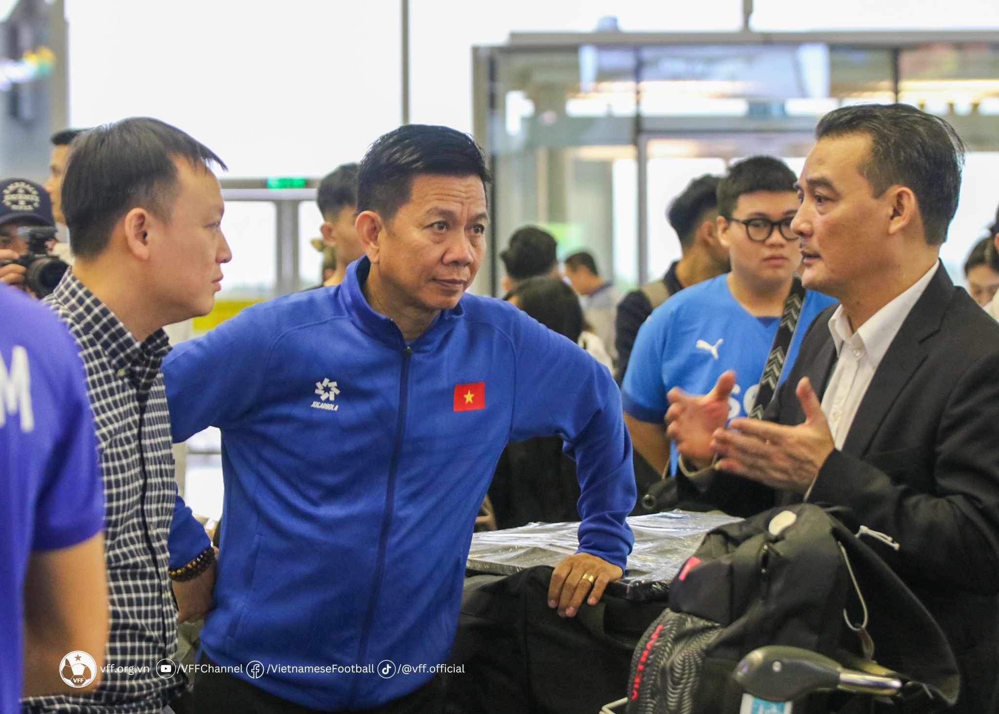 HLV Hoàng Anh Tuấn có hành động đặc biệt với U23 Việt Nam khi lên đường sang Qatar- Ảnh 9.