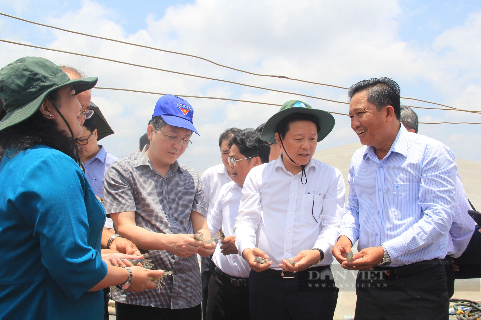 Chủ tịch Hội NDVN Lương Quốc Đoàn thăm mô hình nuôi tôm công nghệ cao, CLB Nông dân tỷ phú ở Bến Tre- Ảnh 1.