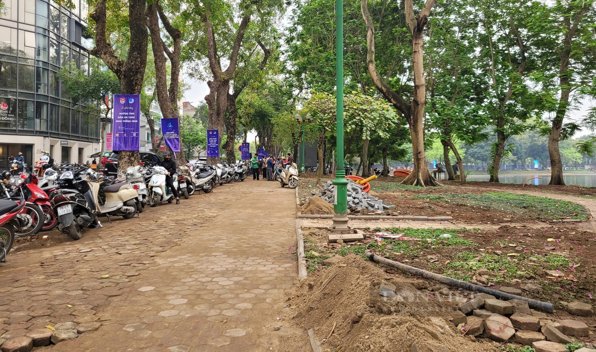 Hồ Thiền Quang được quây rào chắn để cải tạo, thử nghiệm lát đá hoa cương- Ảnh 2.