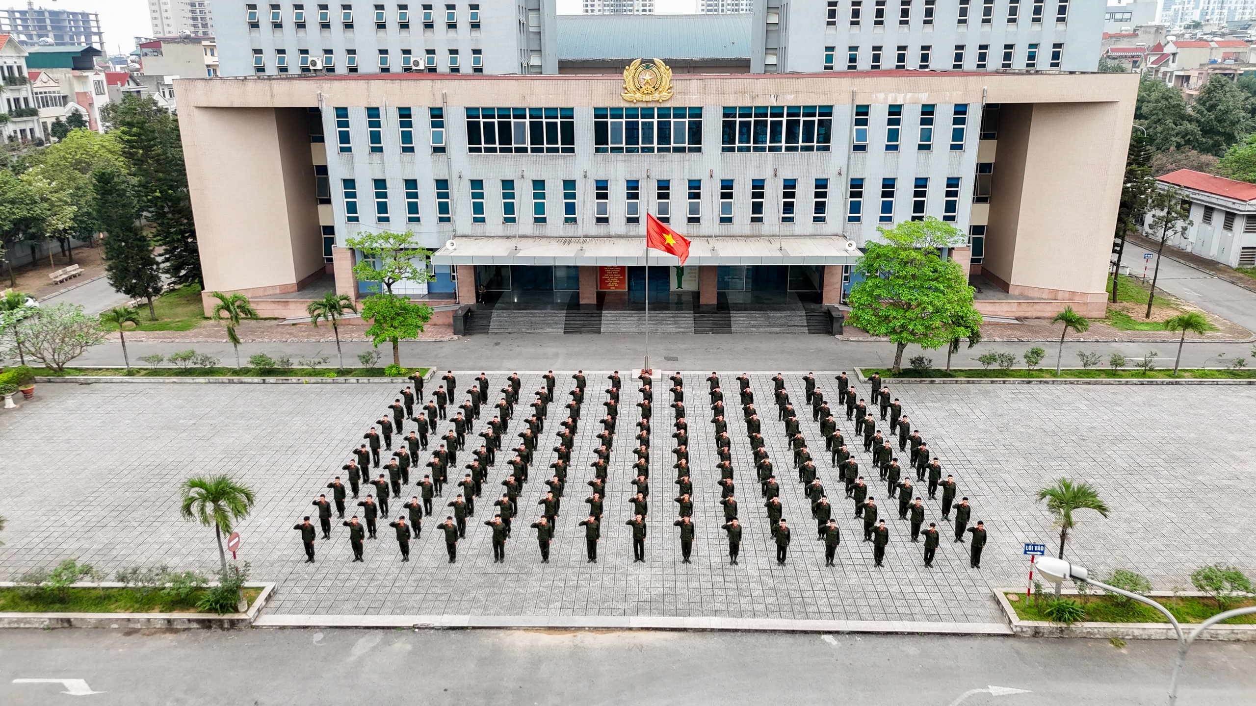 Hơn 100 chiến sĩ công an ở Hà Nội xếp hình cờ Tổ quốc và bản đồ Việt Nam- Ảnh 1.