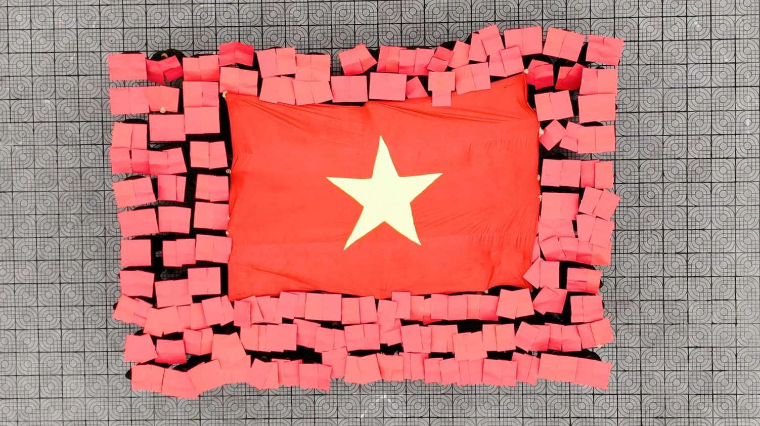 Hơn 100 chiến sĩ công an ở Hà Nội xếp hình cờ Tổ quốc và bản đồ Việt Nam- Ảnh 3.