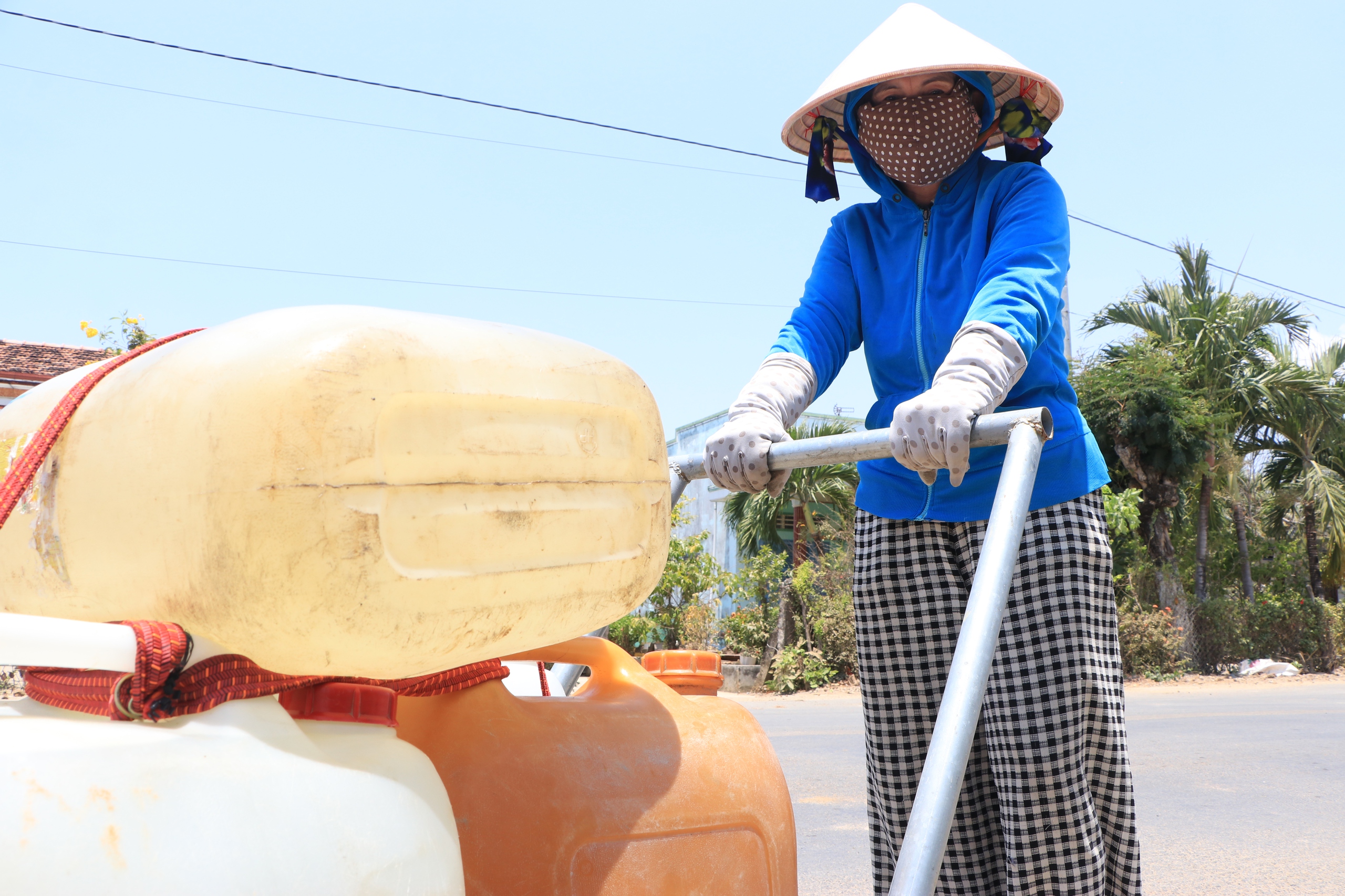 Khốc liệt hạn mặn, mặc nắng hoa cả mắt, dân Tiền Giang trưng dụng xe rùa, ba gác đi lấy nước ngọt- Ảnh 3.